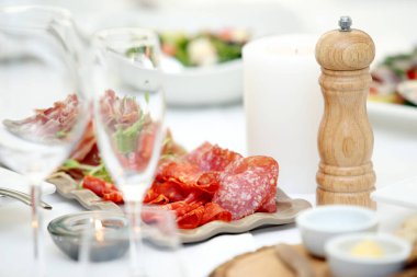 Farklı et ve sebze dilimleri.