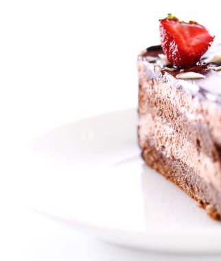 Beyaz arka planda çilekli lezzetli çikolatalı pasta.