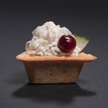 Yiyecekler. Siyah arka planda nefis aperatifler