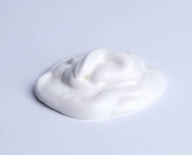 Masada lezzetli yoğurt var.