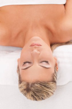 Kaplıcada yatan sarı saçlı güzel beyaz kadın.