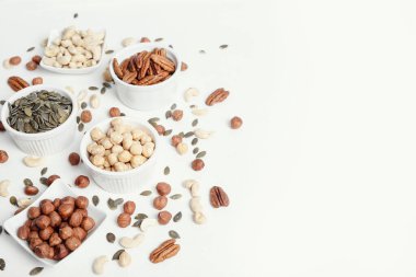 Masada bir sürü ceviz var.