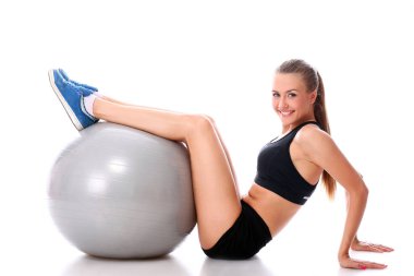 Çekici kadın beyaz, spor ve sağlıklı yaşam konsepti üzerine poz veriyor.
