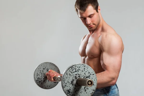 Chico Guapo Haciendo Ejercicio Con Mancuernas Aisladas Sobre Fondo Gris — Foto de Stock