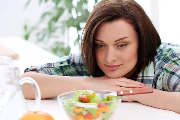 Glückliche Frau Mit Schüssel Mit Frischem Und Gesundem Salat — Stockfoto