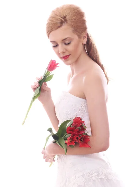 Mooie Bruid Met Rode Tulpen Witte Achtergrond — Stockfoto
