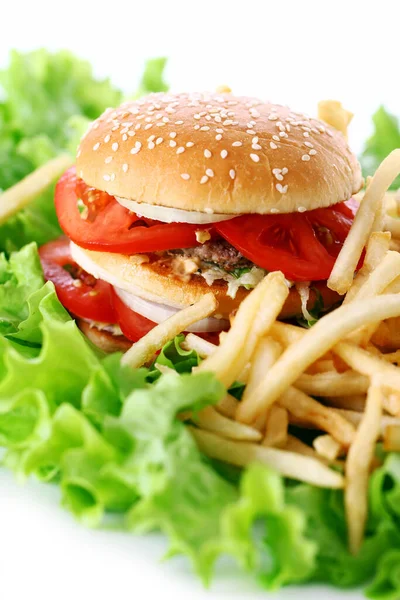 Nagy Ízletes Hamburger Salátalevélen — Stock Fotó