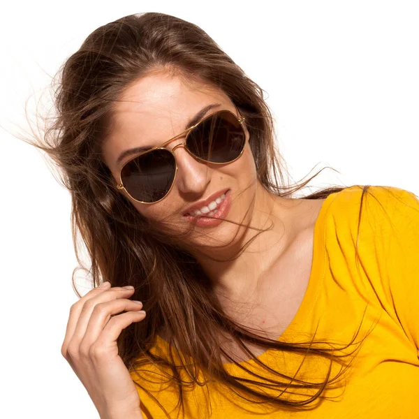 Jovem Mulher Positiva Camisa Amarela Com Óculos Sol Sobre Fundo — Fotografia de Stock