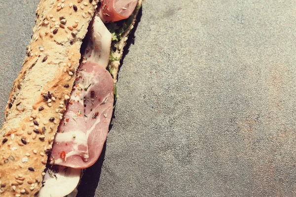 Sandwich Baguette Sur Table — Photo