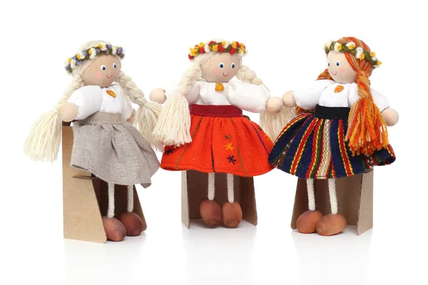 Beyaz arka planda sevimli oyuncak bebekler, boşluğu kopyala