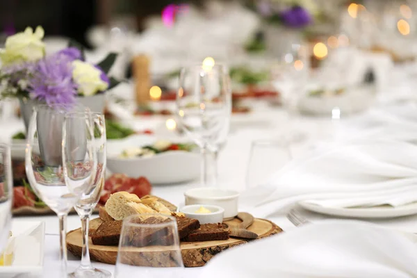 Grote Eettafel Met Bloemen Veel Verschillende Soorten Eten Een Feest — Stockfoto