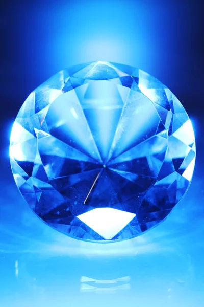 青の光の中で大きく美しい宝石 — ストック写真