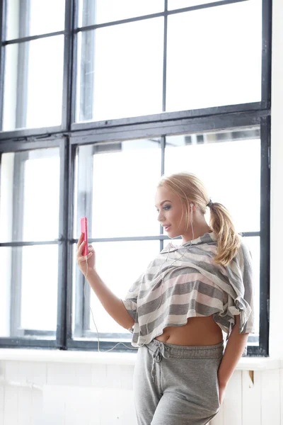 Mooie Blonde Met Mobiele Telefoon — Stockfoto