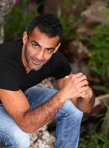 Retrato Hombre Guapo Con Barba Que Sonríe Sentado Una Roca —  Fotos de Stock