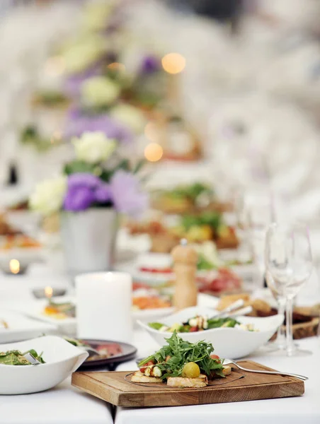 宴会で野菜の種類が異なるおいしいサラダ — ストック写真