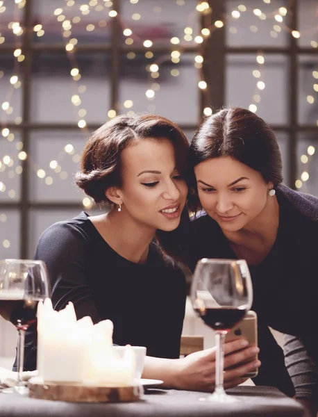 Vriendschap Vrouwen Met Wijn Kaarsen — Stockfoto