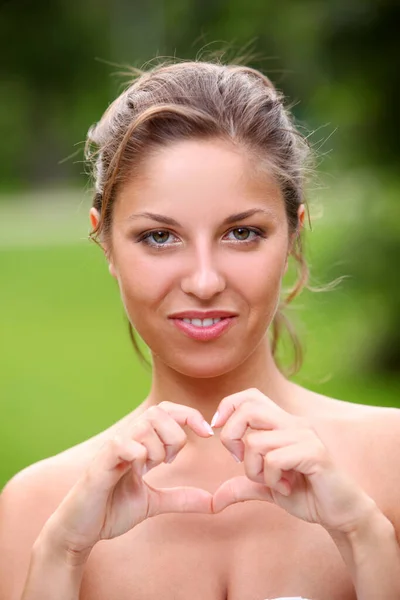 Frauenporträt Mit Herz Symbol Und Händen — Stockfoto