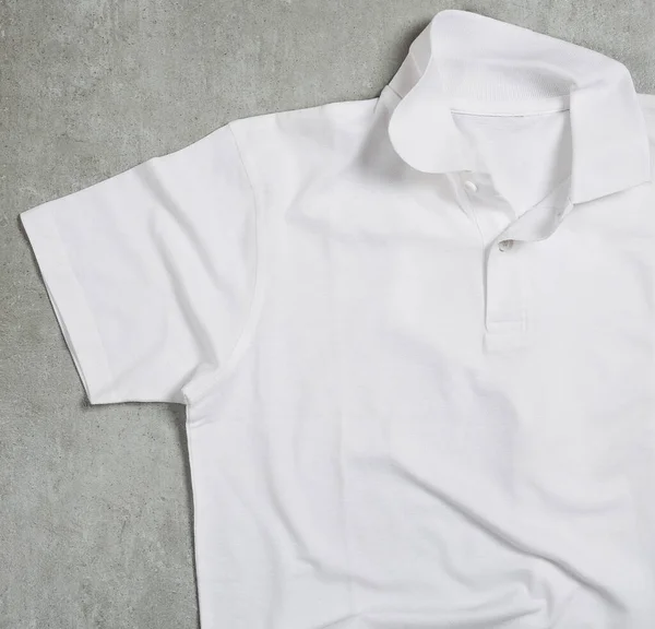 Camisa Blanca Sobre Mesa —  Fotos de Stock