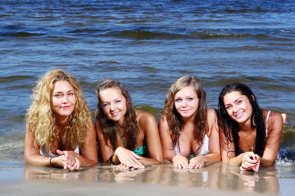 Meninas Adolescentes Felizes Jogando Mar — Fotografia de Stock