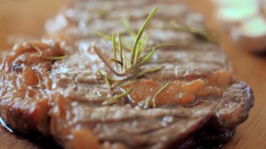 Baharatlı ızgara biftek.