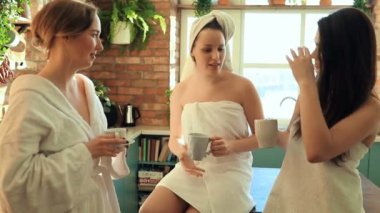 Üç bayan arkadaş kaplıcadan sonra kahve içiyor.