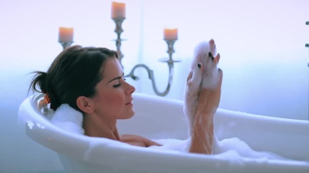 Sexy Joven Mujer Relajante Baño Lujo Con Espuma — Vídeo de stock