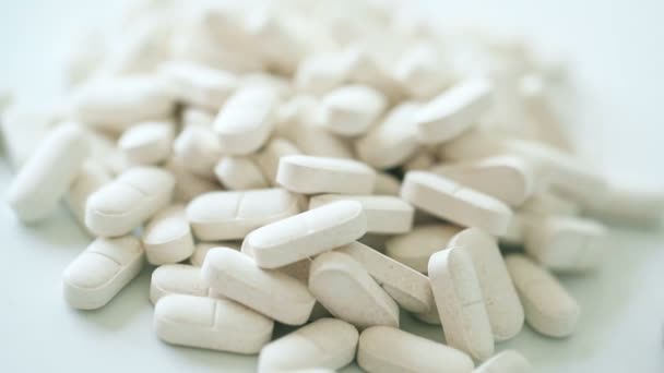Haufen Weißer Pillen Auf Einem Hintergrund — Stockvideo