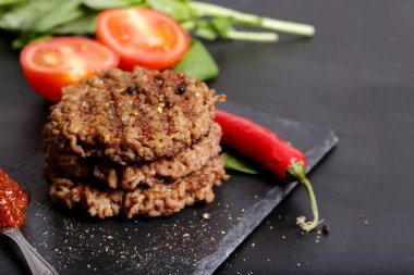 Yiyecekler. Masada nefis pirzola var.