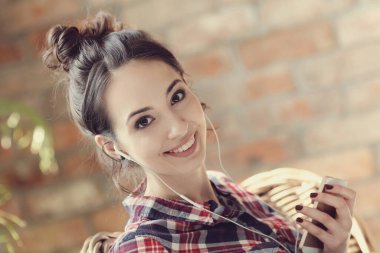 Gün boyunca evde hoş bir kadın var.