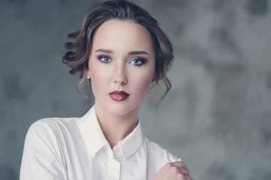 Kırmızı rujlu güzel bir kadın.