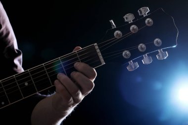 Akustik gitarda çalan müzisyen