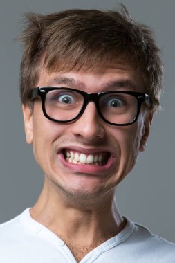 İnsan bir sürü çılgın yüz ifadesi yapar.