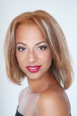 Kırmızı ruj ile güzel kadın