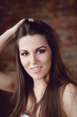 Tuğla duvardaki güzel kadın