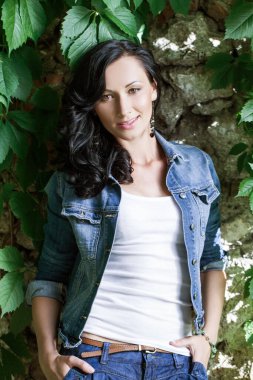 Parkta kot ceketli güzel bir kadın.