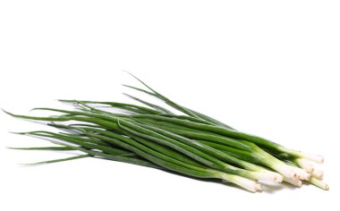 Beyaz arkaplanda yeşil soğan yaprakları