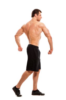 Beyaz bir arka plan üzerinde çıplak gövde izolasyonu olan yakışıklı kaslı adam.