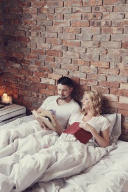 Yaşam tarzı. Yatakta güzel bir çift