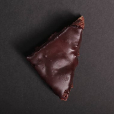 Siyah arka planda çikolatalı turta.