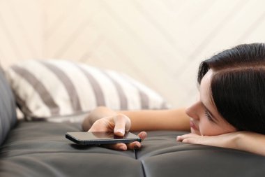 Güzel esmer kadın evde poz