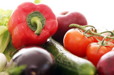 Tahta yüzeyde taze sebze yığını