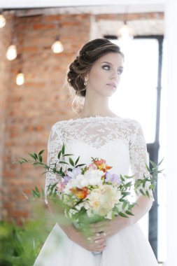 Gelinlik içinde güzel gelin