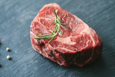 Yemek pişirme, et hazırlama. Masada çiğ biftek var.