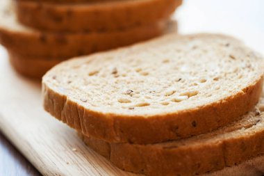 Masadaki taze doğal ekmek parçaları kulesi. 