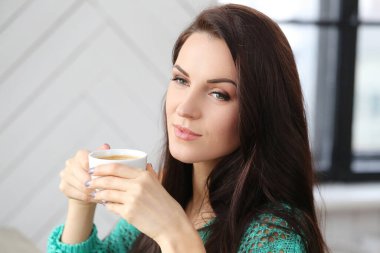 Çalış. Ofisteki kadın.