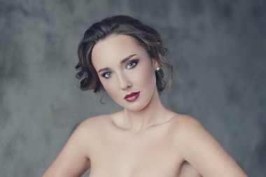 Kırmızı rujlu güzel bir kadın.