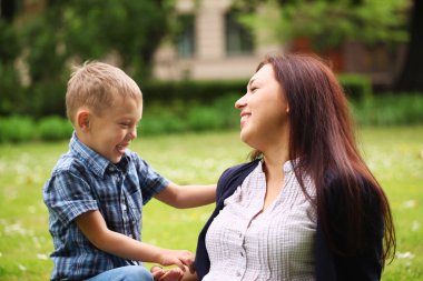 genç ve mutlu anne ile oğlu Park