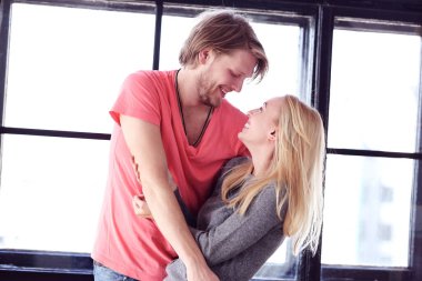 Aşk, ilişki. Evdeki güzel çift