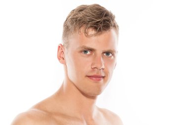 Beyaz arka planda izole edilmiş yakışıklı, çıplak beyaz adam portresi.