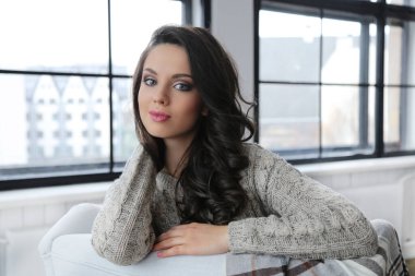 Sandalyede oturan güzel esmer